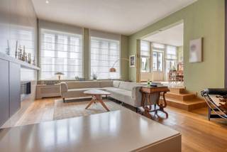 Dit unieke burgerhuis aan de Zwijgerstraat 10-12 biedt een uitzonderlijke combinatie van ruimte, authenticiteit en multifunctionaliteit in...