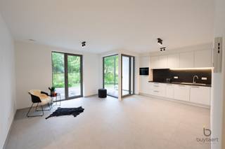 <p><span>In een recente, energiezuinige nieuwbouwresidentie bevindt zich dit stijlvolle gelijkvloerse appartement met 1 slaapkamer. De woning is volledig afgewerkt met een tegelvloer en wordt bij oplevering </span><span>volledig wit geschilderd</span><span>. </span></p><p><span>Verlichting</span><span> is reeds voorzien, zodat u enkel nog hoeft in te richten.</span></p><p><span>De </span><span>lichtrijke woonkamer (30 m²) met open keuken</span><span> vormt het hart van het appartement en biedt rechtstreeks toegang tot een </span><span>aangenaam terrasje aan de voorzijde</span><span>. </span></p><p><span>De keuken is modern en praktisch ingericht.</span></p><p><span>De </span><span>slaapkamer</span><span> (11.5 m²) is ruim genoeg terwijl de </span><span>badkamer</span><span> is uitgerust met een</span><span> inloopdouche</span><span>. Het </span><span>apart toilet met handenwasser</span><span> biedt extra gebruiksgemak. </span></p><p><span>In de </span><span>berging</span><span> is er aansluiting voorzien voor een wasmachine.</span></p><p><span>Het appartement wordt verwarmd via </span><span>vloerverwarming op basis van een warmtepomp</span><span>, in combinatie met 3 </span><span>zonnepanelen</span><span>, wat zorgt voor een bijzonder </span><span>energiezuinige woonst</span><span>. </span></p><p><span>Een</span><span> ventilatiesysteem D</span><span> garandeert een gezonde luchtcirculatie doorheen de hele woning.</span></p><p><span>In het gebouw is er een </span><span>gemeenschappelijk vuilnislokaal</span><span>, een </span><span>fietsenstalling nr 83</span><span>, en op de ondergrondse verdieping (</span><span>niveau -1</span><span>) beschikt u over een </span><span>privatieve autostaanplaats nr 17.</span><span> </span></p><p><span>Tot slot kunt u als bewoner ook genieten van een </span><span>aangelegde gemeenschappelijke tuin</span><span>.</span></p><p><span>Kortom, dit instapklare appartement combineert comfort, duurzaamheid en een doordachte indeling in een rustige, hedendaagse woonomgeving.</span></p><p><span>Vaste kosten €90 p/mnd + €100 Parking.</span></p><p><span>Beschikbaar vanaf 01/12/2025.</span></p>