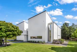 In de exclusieve, verkeersarme villawijk “Kiewitheide” te Lanaken bevindt zich deze uitzonderlijke en luxueuze villa met een woonoppervlakte van...