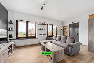 Instapklare bel-etagewoning te koop in de Dahliastraat te Blankenberge, gelegen in een uiterst rustige en aangename woonwijk. Deze woning werd recent quasi volledig gerenoveerd, met bijzondere aandacht voor energetische optimalisatie en hedendaags wooncomfort.<br /><br />Op het gelijkvloers bevindt zich een ruime inpandige garage, aangevuld met een praktische berging met aansluiting voor wasmachine en droogkast. Via de trap bereiken we de eerste verdieping, waar de lichtrijke leefruimte meteen in het oog springt. Aansluitend bevindt zich de recent volledig vernieuwde keuken, uitgerust met de nodige toestellen. Het grote schuifraam biedt directe toegang tot de tuin, wat zorgt voor een mooie verbinding tussen binnen en buiten.<br /><br />Verder beschikt de woning over drie volwaardige slaapkamers, een ruime badkamer en een praktische zolderruimte die extra bergruimte biedt.<br /><br />De woning wordt verwarmd via centrale verwarming op aardgas, beschikt over zonnepanelen en behaalt een gunstige EPC-score B, wat bijdraagt aan een energiezuinig en comfortabel woonklimaat.<br /><br />Kortom, de ideale woning voor wie op zoek is naar rust, ruimte en een instapklare thuis in Blankenberge.<br /><br />