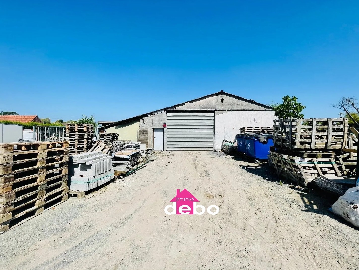 Alleenstaand magazijn met ruime parking - photo 1