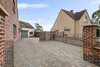 Deze instapklare ééngezinswoning met 3 slpk., ruime koer (146 m²), garage (26 m²) en diverse bergruimtes op een terrein van 301 m², biedt volop ruimte en comfort. De woning heeft op de gelijkvloerse verdieping een inkomhal, een leef-en eetruimte, een uitgeruste keuken, een slaapkamer, een badkamer met ligbad, douche en toilet, een wasruimte, een apart toilet, diverse bergingen, een garage met automatische poort en een grote koer waar u meerdere voertuigen kan stallen. Op de verdieping zijn er naast de nachthal, 2 slaapkamers en een bergruimte. Er is ook een bergzolder. De woning is verzorgd en klaar om direct te betrekken, zodat je meteen kunt genieten van een fijne nieuw thuis. Ook praktisch zit je goed: alles heeft zijn eigen plek en de garage biedt extra gemak voor parkeren, fietsen of hobby’s. Een ideale kans voor gezinnen die ruimte, comfort en gebruiksgemak zoeken. Deels houtens schrijnwerk, deels PVC schrijnwerk voorzien van dubbele beglazing, CV op aardgas. Ontdek zelf wat deze woning te bieden heeft! EPC: 364 kWh/m²/j. Energielabel: D en UC: 3979389-RES-1.Voor meer info of een plaatsbezoek: axel@ax-quality of 052/52.05.05