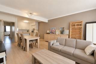 <p><span>Op zoek naar een verzorgd appartement op een toplocatie in Geel? Dan is dit ruime drieslaapkamerappartement zeker een bezoek waard.</span></p><p><span>Dankzij de centrale ligging bevinden winkels, horeca, openbaar vervoer en andere dagelijkse voorzieningen zich op wandelafstand. Bovendien geniet u van een vlotte verbinding naar de omliggende gemeenten.</span></p><p><span>Het appartement omvat een inkomhal, een ruime en lichtrijke leefruimte met open keuken en drie volwaardige slaapkamers. De badkamer is uitgerust met een ligbad, badkamermeubel en toilet. Daarnaast beschikt het appartement over een aparte doucheruimte, wat zorgt voor extra comfort en gebruiksgemak.</span></p><p><span>Vanuit de twee achterste slaapkamers heeft u toegang tot het aangename terras waar u in alle rust kunt genieten.</span></p><p><span>Verder beschikt het appartement over een privatieve kelderberging en een gemeenschappelijke fietsenberging.</span></p><p><span>Ook op energetisch vlak scoort dit appartement sterk met een EPC-label B. PVC-ramen met hoogrendementsbeglazing en centrale verwarming op aardgas dragen bij aan een comfortabel en energiezuinig woonklimaat.</span></p><p><span>Het appartement is momenteel verhuurd, wat het eveneens interessant maakt voor investeerders die op zoek zijn naar een eigendom met onmiddellijke huuropbrengst.</span></p><p><span>Interesse? Contacteer Dupont Vastgoed – Jonas Knaepen (BIV 518.894) via 0471 91 88 46 voor meer informatie of een bezoek ter plaatse.</span></p>