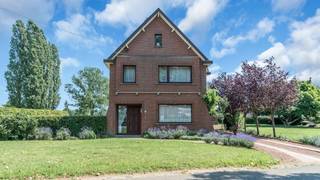 <p>In de geliefde Pastorijstraat, één van de mooiste locaties van Meldert, vinden we deze woning uit 1956 op een perceel van <strong>7a 84ca</strong>. Een eigendom met karakter, ruimte en vooral veel potentieel voor wie zijn woning volledig naar eigen smaak wil uitwerken.</p>
<p>Met een bewoonbare oppervlakte van <strong>152 m²</strong> beschikt de woning vandaag over <strong>4 slaapkamers</strong> en een badkamer op het gelijkvloers. De aanwezige ruimtes vormen een uitstekende basis voor een grondige renovatie waarbij u de woning volledig kunt aanpassen aan de hedendaagse woonnormen.</p>
<p>We gaan het niet verbloemen: deze woning vraagt een stevige aanpak. Dankzij het <strong>EPC-label F</strong> geldt er een renovatieverplichting, maar dit biedt meteen ook de kans om alles doordacht en toekomstgericht te vernieuwen. Zo creëert u een woning die volledig aansluit bij uw eigen wensen en behoeften.</p>
<p>De ligging vormt zonder twijfel één van de grootste troeven. Meldert staat bekend om zijn landelijke karakter, groene omgeving en rustige woonkwaliteit. Hier geniet u dagelijks van het buitenleven, terwijl scholen, winkels en verbindingswegen vlot bereikbaar blijven.</p>
<p>Bovendien bestaat de mogelijkheid om deze woning samen aan te kopen met de naastgelegen bouwgrond met weide aan nummer 84. Hierdoor ontstaan interessante perspectieven voor wie op zoek is naar extra ruimte, een groot woonproject of een investering op lange termijn.</p>
<p>Een unieke kans voor handige renovatoren, investeerders of gezinnen die hun droomwoning willen creëren op een uitzonderlijke locatie. Dewelke trouwens samen kan gekocht worden met de naastgelegen bouwgrond.</p>
<p>Locatie: Pastorijstraat 66 — 3560 Meldert</p>
<p>Interesse of meer informatie? Contacteer ons kantoor.</p>
<p><strong><span><span>We Invest Demervallei - </span></span></strong><em>Vastgoed Anders Bekeken</em></p>