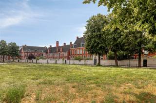 <p><span>Appartement spacieux et lumineux «  »  , centre de Gand ;</span></p><p><span>Le béguinage Notre-Dame-de-Hoyen, situé dans le centre historique de Gand, est un béguinage urbain typique entièrement clos, entre la Nederschelde, la Lange Violettestraat et le couvent de Nieuwenbos. L'ensemble est classé monument historique et site protégé depuis 1963. Depuis 1998, le couvent figure sur la liste du patrimoine mondial de l'UNESCO. Le béguinage Notre-Dame-de-Hoyen comprend notamment 89 maisons et 7 couvents. Cette propriété exceptionnelle d’une superficie d’environ 200 m² est l’un des 9 appartements faisant partie du prestigieux projet de rénovation du couvent Hof ter Bloemen, achevé en 2023. Ce triplex comprend un rez-de-chaussée avec une cuisine, un salon, des toilettes et une cage d’escalier. Au premier étage se trouvent la chambre principale avec dressing et salle de bains, ainsi qu’un vaste palier pouvant accueillir un coin salon pouvant servir de bureau ou de salle de télévision. Le deuxième étage comprend un vaste palier, une chambre et une salle de bains. EPC : C : 269 kWh / (m² an) Tous les biens immobiliers du béguinage sont cédés en bail emphytéotique (vendus) pour une durée de 66 ans (renouvelable). De plus amples détails et le dossier sont disponibles et peuvent</span><span>être</span><span>demandés</span><span>.</span><span> </span></p>