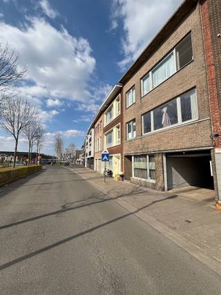 This garage box is located in a covered, closed garage complex in the Sint-Benedictusstraat.Shopping center of Mortsel within walking distance...