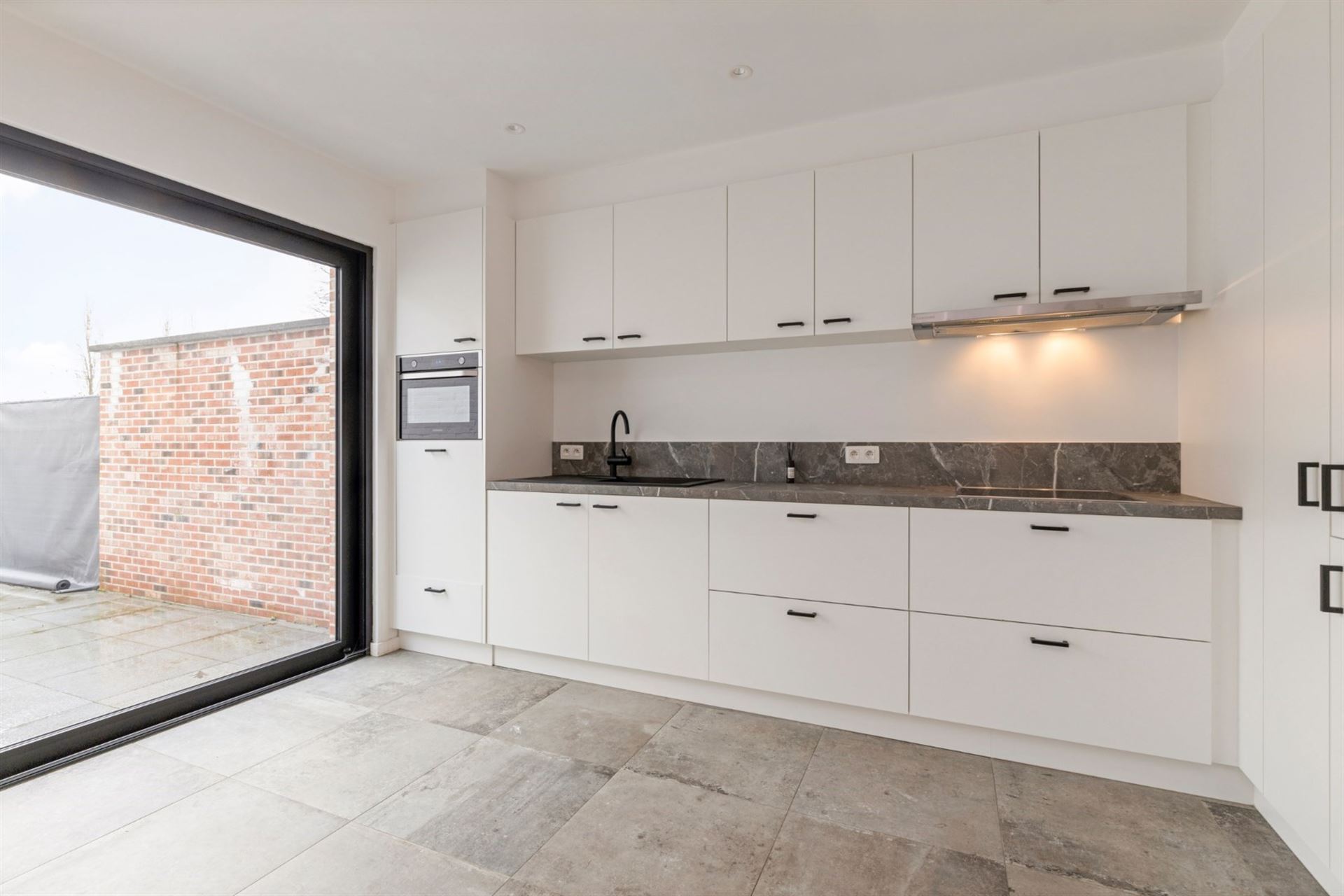Maison rénovée comprenant 3 chambres, 2 salles de bains et une surface habitable de 171 m². La maison dispose d'un jardin privatif, spacieux et ensoleillé, bénéficiant d'un emplacement privilégié à Schilde ! - photo 5