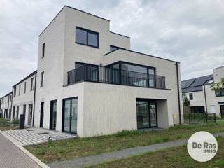 WETTEREN - Nieuwbouw gelijkvloers appartement<br /><br />Inschrijven voor het geplande bezoekmoment kan via onze website => www.immoderas.be<br /><br />Vlakbij het station van Wetteren is dit luxueuze gelijkvloers (BEN)appartement gelegen in deze kleine residentie. In de directe omgeving zijn er verschillende kleinhandelszaken, scholen, openbaar vervoer alsook mogelijkheden qua sport & recreatie. De E40 bereik je binnen de 10 min met de wagen.<br /><br /><br />Het appartement biedt een comfortabele en moderne leefruimte, waarin een open keuken geïntegreerd is. De keuken is volledig uitgerust met een koelkast, fornuis, combi-oven, vaatwasser, … Aangrenzend bevindt zich een handige berging die tevens dienst doet als wasruimte. Het appartement beschikt over een ruime slaapkamer, een apart toilet en een smaakvolle badkamer, die is voorzien van een ligbad met douchewand en een wastafel. Daarnaast is er een private carport beschikbaar, inclusief een extra berging voor extra opslagruimte. Verder beschik het appartement nog over een kleine tuin met terras. Als bijkomende troef is het appartement reeds uitgerust met verlichtingsarmaturen!<br /><br />Door de combinatie van doorgedreven isolatie en zonnepanelen wordt het energieverbruik tot een minimum beperkt.