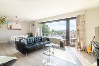 Dit instapklaar appartement met 3 slaapkamers bevindt zich in het centrum van Tielt. Verschillende winkels, scholen, horeca, sportgelegenheid, ... bevinden zich op wandel- en fietsafstand. Dankzij de nabijheid van diverse invalswegen geniet u tevens van een vlotte bereikbaarheid.<br /><br />Het appartement beschikt over een centrale inkomhal met toilet, een ruime woonkamer met heel veel lichtinval, een geïnstalleerde keuken met praktische bergruimte, een nachthal, 3 slaapkamers en een vernieuwde badkamer met voorziening voor wasmachine.<br /><br />Daarnaast beschikt dit eigendom ook over een gezellig terras en 2 extra privatieve bergingen (waarvan één in de gemeenschappelijke zolder van de residentie en één in de kelder)<br /><br />Verder geven wij graag nog mee dat er een mogelijkheid is om een ruime garage vlakbij het appartement aan te kopen voor €30.000.<br />Op heden is het appartement en de garage samen verhuurd voor een prijs van €768,46 per maand, wat het ook een interessante investeringsopportuniteit maakt.<br /><br />Bestuursmaatregelen in het maatregelenregister: nee<br /><br /><strong>Ook wild geworden van deze thuis?<br />Twijfel niet langer en leg vandaag nog uw bezoek vast!</strong>