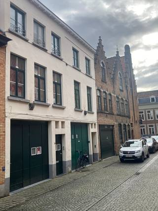 Zelden te koop: deze unieke aaneenschakeling van 4 woningen op schitterende locatie in Brugge biedt een waaier aan mogelijkheden.Bestaande uit een...