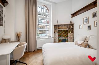<p>Op zoek naar een uitzonderlijke studentenkamer met karakter én comfort?<br />Op slechts 4 minuten wandelen van het centraal station, ben je super snel thuis in Leuven. <br /><br /></p>
<p>Deze luxueuze kamer is gelegen in een prachtig historisch pand in de Justus Lipsiusstraat 33 en draagt de naam Residentie Piscador.<br />Een absolute topligging in het hart van de stad.</p>
<p><br />Het gebouw werd volledig en hoogwaardig gerenoveerd in 2021, met respect voor het historische karakter en oog voor moderne afwerking. Authentieke charmes (zoals hoge plafonds en houten vloeren en een gerestaureerde schouw) in combinatie met hedendaags technieken (verwarming, vernieuwde ramen,...) bieden een ideaal wooncomfort en gaan hier perfect hand in hand.<br /><br /></p>
<p>De kamer bevindt zich op de eerste verdieping en beschikt over:</p>
<ul>
<li>een eigen badkamer met douche, lavabo en toilet</li>
<li>een privé ontbijthoek met persoonlijke frigo en microgolf</li>
<li>een ruime kleerkast met voldoende opbergruimte</li>
</ul>
<p>Daarnaast is er een gemeenschappelijke keuken, gedeeld met slechts een beperkt aantal bewoners.<br />Tot slot is er een bijzonder ruime fietsengarage snel toegankelijk vanaf de straatzijde, een absolute meerwaarde gezien de centrale ligging.<br /><br /></p>
<p>Deze kamer werd recent verhuurd aan eigen familie en is daardoor prima onderhouden. <br />Een studentenkamer als investering die dus nog lang zijn kwaliteit zal behouden.<br /><br /><br />Interesse? Aarzel niet en contacteer ons voor verdere informatie of een bezoek ter plaatse.</p>