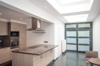 <p><span>ANTWERPEN (KIEL) | INSTAPKLARE GEZINSWONING MET VIJF SLAAPKAMERS EN VOOR &amp; ACHTERTUIN OP EEN TOTALE GRONDOPPERVLAKTE VAN 118m² | EPC C |</span></p><p><span>Indeling als volgt: gelijkvloers: voortuin met fietsenstalling - inkomhal - woonkamer - eetkamer - volledig geïnstalleerde keuken - technische ruimte - toilet - stadstuin.</span></p><p><span>Eerste verdieping: traphal - badkamer met hoekbad, douche, dubbel lavabomeubel en toilet - 3 slaapkamers. Tweede verdieping: traphal - 2 slaapkamers.</span></p><p><span>Elektriciteit conform het AREI tot 2038. Het dak werd vernieuwd en geïsoleerd in 2010.  Deze woning is gunstig gelegen nabij openbaar vervoer, scholen en winkels.</span></p><p><span>De grote invalswegen en Antwerpen-Centrum zijn vlot bereikbaar.</span></p>