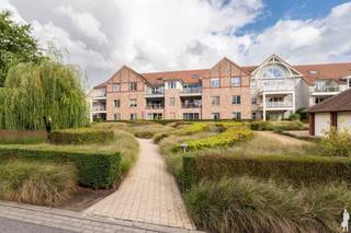 Ontdek dit <strong>prachtige duplex appartement</strong> aan Leemakker 8 in het charmante Hoogstraten.<br /><br />Met een royale <strong>bewoonbare oppervlakte van 200 m²</strong> biedt deze instapklare woning een ideale combinatie van ruimte, comfort en hedendaagse luxe. Geniet volop van drie slaapkamers, perfect voor gezinnen of als thuiskantoor. De twee badkamers zorgen elke dag voor een vlotte ochtendroutine en extra privacy. De leefruimte baadt in het licht en nodigt uit tot gezellige avonden met familie of vrienden, terwijl de aansluitende zonovergoten terras je favoriete plek wordt om te ontspannen, te ontbijten of te borrelen tijdens warme zomeravonden. Voor uw gemak beschikt het appartement over een parkeerplaats in de garage én binnenin het gebouw, zodat uw wagen altijd veilig staat. <br /><br />Het duplexconcept garandeert privacy en een speelse indeling: leef en slaapgedeeltes worden stijlvol van elkaar gescheiden. Deze unieke appartement ligt op een toplocatie in het gezellige Hoogstraten, dichtbij winkels, scholen en uitvalswegen. Stel niet uit om dit uitzonderlijke pand te ontdekken. <br /><br />Bel ons vandaag nog voor een bezichtiging. Wie weet heet u binnenkort Leemakker 8 uw nieuwe thuis!