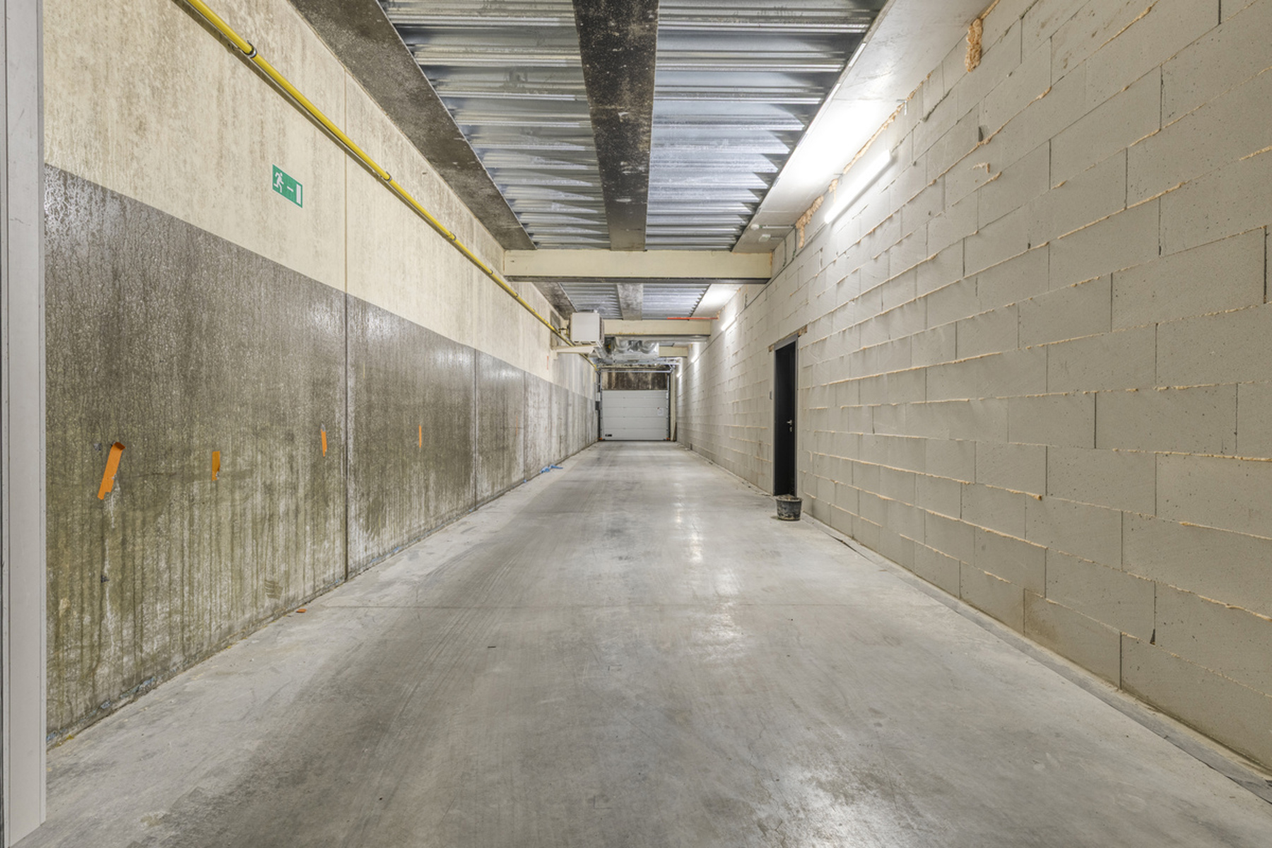 Centraal gelegen magazijn (ca. 810 m²) te huur in Oostende - foto 4