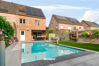 Moderne, ruime en instapklare woning te koop in een nieuwe, rustige en kindvriendelijke verkaveling. De woning is ideaal gelegen met winkels, scholen en openbaar vervoer vlakbij. Dankzij de uitstekende verbindingsmogelijkheden bevinden de A12 en N16 zich op slechts 1 km. Ook de toekomstige rechtstreekse tramverbinding naar Brussel bevindt zich op wandelafstand.<br /><br />De woning beschikt over een ruime en lichtrijke leefruimte die aansluit op de recente, open keuken, volledig uitgerust met toestellen. Aansluitend bevindt zich een praktische berging met aansluiting voor de wasmachine.<br /><br />Via de leefruimte heeft u toegang tot de volledig aangelegde tuin met meerdere terrassen en een zwembad, ideaal om tijdens de zomermaanden heerlijk te genieten en te ontspannen.<br /><br />Verder beschikt de woning over 4 volledig afgewerkte slaapkamers, een badkamer met zowel een inloopdouche als een ligbad en 2 aparte toiletten.<br /><br />De woning is bovendien zeer energiezuinig met een EPC-score van 74 en is voorzien van zonnepanelen en airconditioning.<br /><br />Een prachtige instapklare gezinswoning die ruimte, comfort, energiezuinigheid en een uitstekende ligging perfect combineert.