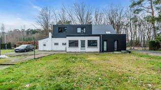 <p><span>Welkom in deze unieke woning te Bonheiden</span></p><p><span>Deze woning is residentieel gelegen en heeft een bewoonbare oppervlakte van 300m² en een grondoppervlakte van 1.185m² .</span></p><p><span>De woning werd inmiddels deels gerenoveerd; vernieuw dak, vernieuwde ramen, asbestverwijdering, ... maar vraagt nog een grondige verdere afwerking.</span></p><p><span>Dit pand is ideaal voor wie een renovatieproject zoekt met het nodige potentieel. </span></p>