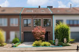 Gezellige bel-etage woning met 4-5 (slaap)kamers, een inpandige garage, en een leuke stadstuin met ideale oriëntatie op het zuidoosten. Gelegen...
