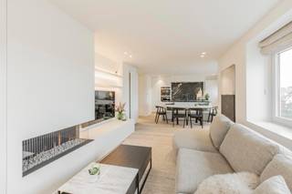 Prachtig gerenoveerd appartement met frontaal zicht op het zegemeer. Gelegen in een charmante villa residentie, op enkele stappen van het centrum,...