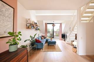 In de gegeerde Harmoniewijk, pal tegenover het Harmoniepark, bevindt zich dit prachtige duplexappartement op de 5de en tevens bovenste verdieping van een karaktervolle herenwoning (zonder lift).De woning combineert hedendaags comfort met een uniek karakter. De hoge plafonds, de prachtige vide en de grote raampartijen zorgen voor een uitzonderlijk ruimtegevoel en een overvloed aan natuurlijke lichtinval. De duplex beschikt over een ruime leefruimte met open, volledig uitgeruste keuken, twee volwaardige slaapkamers en een badkamer. Absolute blikvanger is zonder twijfel het ruime zuidwestgerichte terras, waar u in alle rust kan genieten van de middag- en avondzon. Bovendien is het appartement uitgerust met een airconditioning en beschikt het over een ruime private berging. .Een unieke opportuniteit voor wie op zoek is naar een karaktervolle woonst op één van de meest gegeerde locaties van Antwerpen