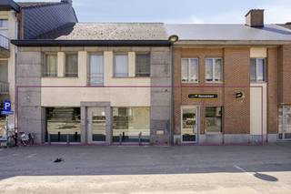 Au centre paisible d’Oplinter, où le charme villageois rencontre la facilité d’accès, cet ancien bureau de la KBC attend sa nouvelle vie. Avec...