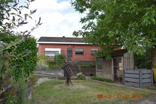 <br />Landelijke woning instap klaar op 2035m²met veel potentieel.<br /><br />Deze vrijstaande woning gelegen in Eindhout ,binnen de straal van 500m zijn er winkels ,school en openbaar vervoer.<br />De op en afrit van E313 bevindt zich op slechts enkele minuten rijden.<br />Een troef aan deze woning is dat alles zich bevind op het gelijkvloers .<br />Alsook dat er geen renovatie verplichtingen zijn .(EPC .D)<br />Beschrijving.<br /><br />- Via de inkomhal komen we in de lichtrijke woonkamer.<br />Daarna komen we verder in de ingerichte keuken vandaar kunnen we de badkamer betreden ,maar ook via de vaste trap naar garage en kelders.<br />Langs de gang gaan we verder naar de 3 ruime slaapkamers en apart toilet. via een vaste trap naar het zolder.<br />Buiten hebben we nog een groot zonnig terras en komen we zo verder in de volledig omheinde tuin waarlangs we via een poort naar het achterliggende straatje weg kunnen.<br /><br />Vragen of afspraak Tel; 0498239983<br /><br />