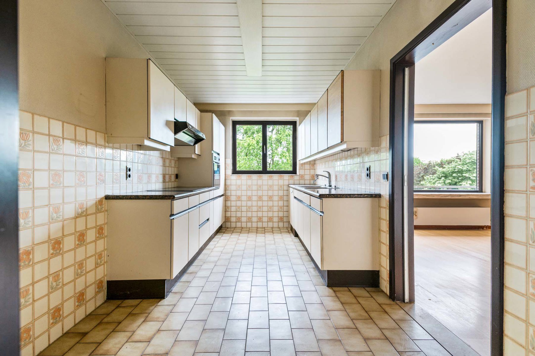 Royaal appartement met retro-elementen en uitzicht op het groen - foto 4