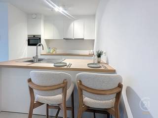 Dit nieuwbouwappartement is gelegen op het gelijkvloers van<strong> residentie Ribera</strong> langs de Oostendelaan te Middelkerke, op slechts 500 meter van het strand, op wandelafstand van het centrum en vlakbij een bushalte.<br /><br />Er is mogelijkheid tot aankoop van een carport op het terrein en de bewoners kunnen gebruikmaken van een ruime gemeenschappelijke fietsenberging.<br /><br />Bij de bouw werd bijzondere aandacht besteed aan energiezuinig en duurzaam wonen, met onder meer:<br />-Uitstekende isolatie<br />-Zonnepanelen<br />-Geothermische warmtepomp (uniek voor meergezinswoningen), die zorgt voor een laag energieverbruik in de winter en een aangenaam verkoelend effect in de zomer<br /><br />Het appartement beschikt over een volledig uitgeruste keuken met koelkast, vaatwasmachine, combi-oven en vitrokeramische kookplaat met dampkap.<br />De badkamer is afgewerkt met kwalitatieve, moderne sanitaire toestellen en een inloopdouche.<br />In de interne berging is er aansluiting voorzien voor een wasmachine en droogkast.<br /><br />👉 Dit appartement is een nieuwbouw en valt in principe onder het btw-stelsel van 21%.<br />👉 Indien u voldoet aan de wettelijke voorwaarden, is het verlaagd btw-tarief van 6% mogelijk<br />👉 De meubels en decoratie op de foto’s zijn <strong>niet</strong> inbegrepen in de verkoopprijs, deze zijn afkomstig van Maison M te Middelkerke.