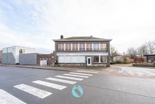 <p>Karakteristiek handelspand met woonfunctie in het centrum van Lovendegem.<br />Dit handelspand combineert karakter, ruimte en een waaier aan mogelijkheden : Horeca, wonen, kantoorfunctie, vrij beroep, ...</p><p>Schitterende lokatie met een unieke zichtbaarheid!<br />Kenmerken: <br />- Perceeloppervlakte: 368 m² <br />- Bestemming: gemengd - wonen en/of commerciële activiteiten <br />- Te renoveren<br /><br />Dit gebouw leent zich uitstekend voor herontwikkeling of renovatie.<br /><br />Wilt u deze eigendom en zijn troeven zelf ontdekken, neem dan zeker contact op voor het plannen van een bezoek ter plaatse.<br />Interesse? Contacteer Bert telefonisch op 0477/80.75.80 of per mail bert@vastgoeddevos.be.</p>