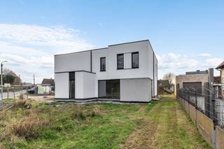 <p>Deze energiezuinige woningen combineren comfort, kwaliteit en een doordacht ontwerp dat perfect aansluit bij het hedendaagse leven. </p><p><br />Ondanks de serene ligging bevinden winkels, lagere school en sportfaciliteiten zich op korte afstand.</p><p>De halfopen bebouwing staat op een perceel van 446 m² en beschikt over drie ruime, volledig afgewerkte slaapkamers, ideaal voor gezinnen of als extra logeerruimte. </p><p>Badkamer en keuken kunnen volledig op maat worden samengesteld in samenwerking met lokale aannemers, zodat afwerking en indeling perfect aansluiten bij uw smaak en levensstijl.</p><p></p><p>Er is mogelijkheid tot het plaatsen van een carport en een aparte tuinberging voor extra opslag en bescherming van uw wagen.</p><p>De woning is uitgerust met 8 zonnepanelen, een ventilatiesysteem D en een lucht/water warmtepomp, wat zorgt voor een laag energieverbruik en een aangenaam binnenklimaat.</p><p></p><p>Op het gelijkvloers is vloerverwarming voorzien, met bijkomend een elektrische handdoekdroger in de badkamer.</p><p>Tegen meerprijs kan ook vloerverwarming in de slaapkamers worden geplaatst.</p><p></p><p>Extra troef: 6% btw mogelijk.<br />Reeds 75% verkocht.</p>