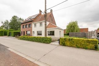 Welkom in deze stevig gebouwde, maar volledig te renoveren vrijstaande woning aan de Vijvestraat in Dentergem (Wakken) 🌿. Een pand met een...