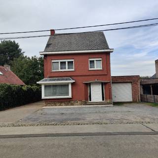 Deze goed gelegen ruime, zonnige woning, op een boogscheut van het centrum en de nieuwe rondweg, heeft veel potentieel mede vanwege een aanpalende vergunde schrijnwerkerij. Het gelijkvloers heeft naast een ruime woonkamer, keuken en bijkeuken ook een veranda en zeer grote berging. De eerste verdieping met 3 slaapkamers en een badkamer heeft ook een vaste trap naar de zolder waar makkelijk nog 2 kamers kunnen gecreëerd worden. De aanpalende schrijnwerkerij van 150 vierkante meter kan ook als loods, opslagplaats of atelier dienen voor vaklui dankzij de twee toegangspoorten en een brede oprit. Voor een binnentuin is zelfs ruimte mits afbraak van veranda, koer en berging. Via een vrijblijvende bezichtiging verduidelijken we alle mogelijke opties met plezier!