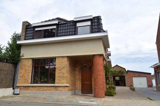 In een rustige en kindvriendelijke straat te Rollegem bevindt zich deze charmante alleenstaande woning op een perceel van 594 m². Hier geniet je van volledige privacy en een groene omgeving, terwijl winkels, scholen en belangrijke invalswegen toch vlot bereikbaar zijn.<br /><br />Indeling als volgt:<br />De woning verwelkomt je met een ruime inkomhal en biedt een lichtrijke leefruimte met aanpalende eetplaats. Aansluitend bevindt zich een gezellige voorkamer die perfect kan dienen als leeshoek, bureau of hobbyruimte. De volledig uitgeruste keuken met ontbijthoek sluit mooi aan en kijkt uit op de tuin.<br />Verder is er een badkamer met dubbele lavabo en ligbad met douchemogelijkheid, een apart toilet en een handige wasplaats.<br /><br />Op de bovenverdieping zijn er 3 volwaardige slaapkamers (waarvan één momenteel dienst doet als dressing) en een extra bureauruimte.<br />Ook hier werd een apart toilet voorzien.<br /><br />De zolder biedt bijkomende opbergmogelijkheden.<br /><br />Buiten geniet je van een prachtige, groene tuin waar rust en privacy gegarandeerd zijn. De ideale plek om te ontspannen of gezellig te tafelen.<br /><br />De woning beschikt over een garage, een buitenberging en een oprit geschikt voor meerdere wagens. Ook in de straat is er voldoende gratis parkeergelegenheid.<br /><br />Wat deze eigendom zo bijzonder maakt, zijn de authentieke elementen. Alles werd door de jaren heen met uiterst veel zorg bewaard.<br /><br />EXTRA TROEVEN: mooie en lichtrijke volumes, ...<br /><br />Onze ref. DEV4879