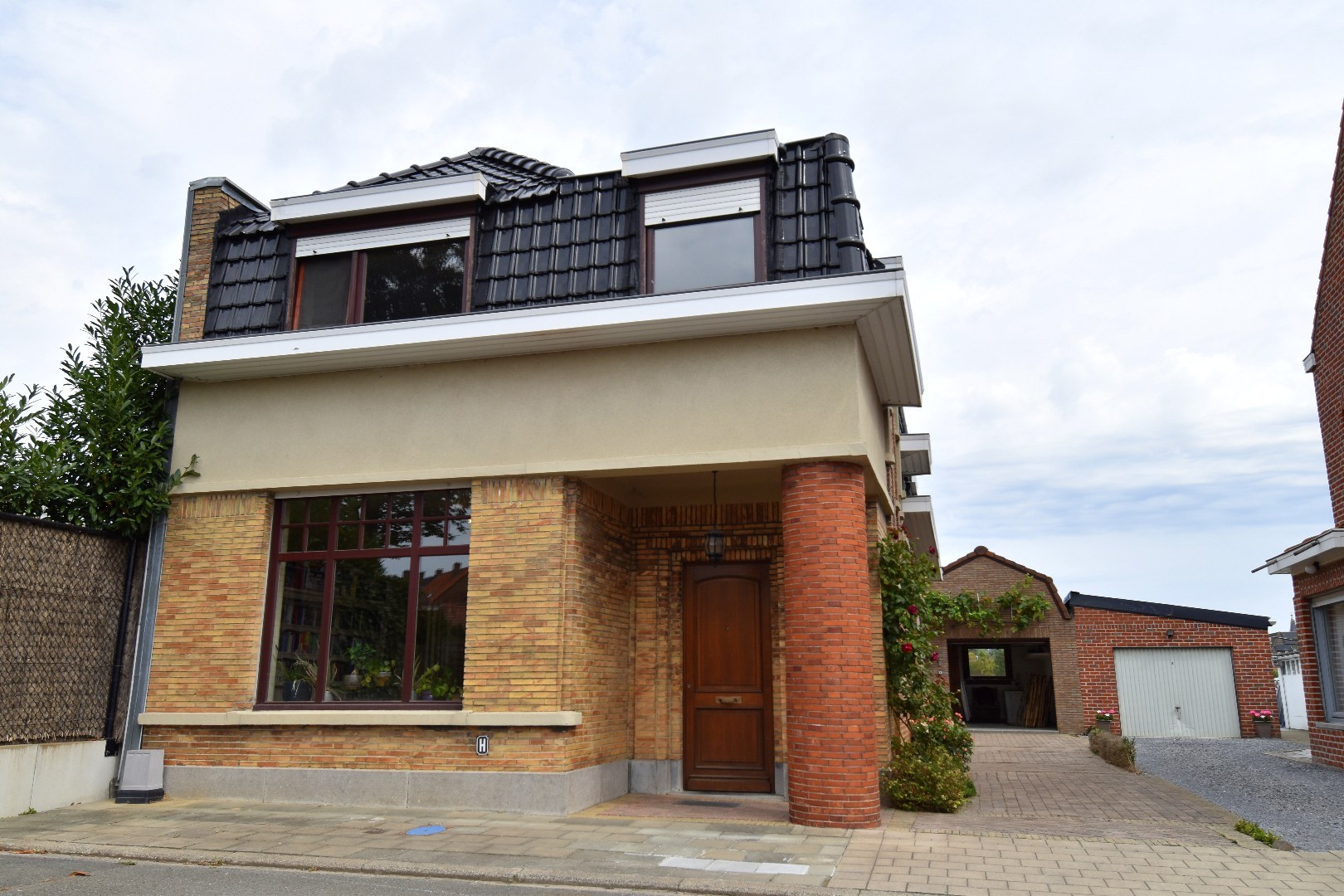 Charmante alleenstaande woning met 3 slaapkamers, tuin en garage in een rustige straat te Rollegem - foto 1