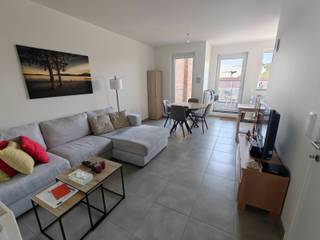 <p>Op een prachtige ligging in hartje Kortrijk, vlak bij het Plein, bevindt zich dit moderne en energiezuinige appartement van 55m² + 40m² terrassen. Een ideale locatie voor wie centraal wil wonen, met winkels, horeca en alle voorzieningen op wandelafstand.<br />Het appartement, gebouwd in 2017, bevindt zich op de 5de en bovenste verdieping en is bereikbaar met de lift.<br />Via de inkomhal met apart gastentoilet kom je in de lichtrijke leefruimte, bestaande uit een gezellige zithoek en eetplaats met aansluitend de open, ingerichte keuken. Naast de keuken bevindt zich nog een praktische berging.<br />Het appartement beschikt verder over één ruime slaapkamer en een afzonderlijke badkamer met douche en wastafel.<br />Dé grote troef zijn zonder twijfel de twee ruime terrassen, gelegen aan weerszijden van het appartement. Zowel vanuit de leefruimte als vanuit de slaapkamer is er een rechtstreekse verbinding met een terras. Hierdoor kan je midden in de stad genieten van bijzonder veel buitenruimte.<br /><u>Troeven:</u><br />+ topligging vlak bij het Plein<br />+bovenste verdieping<br />+ bouwjaar 2017<br />+ lift <br />+ fietsenberging<br /><br />Maandelijkse huurprijs van € 725 + € 50 syndic<br /><br />Een bijzonder aangenaam stadsappartement voor wie de combinatie zoekt van een centrale ligging met modern wooncomfort.</p>