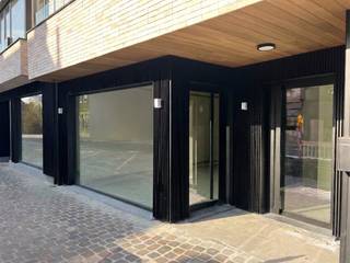 Espace de bureau d'environ 60 m² situé dans la Wallenstraat à Roeselare. Cette propriété est proposée sous forme de coque, les finitions étant effectuées en étroite consultation avec le locataire potentiel. Idéal comme bureau, espace de pratique ou entreprise.Spécifications de l'espace de bureau :- Superficie d'environ 58,2 m²- État de la coque (finition en consultation)- Vitrine avec entrée couverte- Eau, électricité et égouts urbains- Stationnement communautaire devant la porteLa taxe foncière et les frais communs sont à la charge du locataire.Vous recherchez un bien immobilier commercial composé de bureaux à louer à Roeselare ? N'hésitez pas à nous contacter au 051 21 22 23.