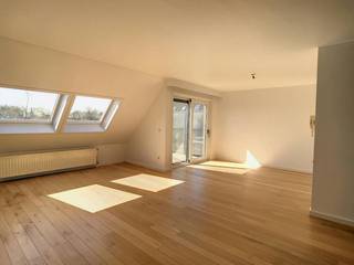 Gezellig en ruim duplex-appartement te huur in Sint-Kruis met 2 slaapkamers, garage en zonnig terras. Het appartement biedt u een toplocatie op...