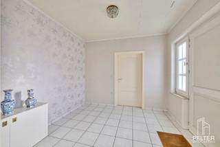 <p><strong>Te koop Pelt: 2 woningen met zeer ruim achterliggend werkhuis </strong></p>
<p>Op het Lindel te Pelt bieden wij u dit uitzonderlijke geheel aan, bestaande uit twee woningen met een enorm ruim achterliggend werkhuis.</p>
<p>De eigendom is gelegen aan Lindelsebaan 289 en 291 te 3900 Pelt en wordt als één geheel verkocht.</p>
<p>Een projectontwikkeling met appartementen is hier niet mogelijk.</p>
<p>Dit pand is bijzonder geschikt voor wie op zoek is naar veel ruimte of een combinatie van wonen en werken.</p>
<p></p>
<p><strong>Woning 1 – te renoveren woning </strong></p>
<p>Deze woning dient grondig gerenoveerd te worden en biedt tal van mogelijkheden.</p>
<p>Indeling gelijkvloers:</p>
<ul>
<li>Inkomhal</li>
<li>Woonkamer</li>
<li>Eetplaats</li>
<li>Keuken</li>
<li>Badkamer</li>
<li>Veranda</li>
</ul>
<p>Daarnaast is er een kelder aanwezig.</p>
<p>Indeling eerste verdieping:</p>
<ul>
<li>Overloop</li>
<li>Slaapkamer 1</li>
<li>Slaapkamer 2</li>
<li>Slaapkamer 3</li>
<li>Slaapkamer 4</li>
<li>Slaapkamer 5</li>
</ul>
<p>Via een vaste trap bereikt u de ruime zolderverdieping.</p>
<p>Woning 1 is verbonden met de naastliggende woning. Op elke verdieping is er een doorgang naar woning 2. Indien gewenst kunnen deze doorgangen eenvoudig opnieuw afgesloten worden.</p>
<p>EPC woning 1:<br />Energielabel F – 535 kWh/(m² jaar)<br />Certificaatnummer: 0003791313<br />Deze woning valt onder de renovatieverplichting.<br />Door het dak te isoleren en nieuwe ramen te plaatsen zit men meteen in een D label.</p>
<p></p>
<p><strong>Woning 2 – zeer ruime woning </strong></p>
<p>Indeling gelijkvloers:</p>
<ul>
<li>Inkomhal</li>
<li>Living</li>
<li>Technische ruimte</li>
<li>Hal</li>
<li>Apart toilet</li>
<li>Keuken</li>
<li>Badkamer 1</li>
<li>Badkamer 2</li>
<li>Slaapkamer 1</li>
<li>Slaapkamer 2</li>
<li>Bureau</li>
<li>Washok/berging</li>
<li>Achterinkom</li>
<li>Veranda</li>
</ul>
<p>Indeling eerste verdieping:</p>
<ul>
<li>Overloop</li>
<li>Woonkamer</li>
<li>Kitchenette</li>
<li>Toilet</li>
<li>Slaapkamer 3</li>
<li>Grote open ruimte (ideaal als hobbyruimte, bureau, praktijkruimte of eenvoudig op te splitsen in meerdere slaapkamers)</li>
</ul>
<p>Indeling tweede verdieping:</p>
<ul>
<li>Slaapkamer 4</li>
<li>Slaapkamer 5</li>
<li>Slaapkamer 6</li>
<li>Kleine zolderruimte</li>
</ul>
<p>EPC woning 2:<br />Energielabel C – 285 kWh/(m² jaar)<br />Certificaatnummer: 0003791278<br />Geen renovatieverplichting van toepassing.</p>
<p></p>
<p><strong>Achterliggend werkhuis – enorme troef</strong></p>
<p>Achter de woningen bevindt zich een uitzonderlijk groot werkhuis met ruime inrijpoort. Dit maakt het geheel ideaal voor zelfstandigen, ambachtslui, opslag, atelier of hobbyisten die nood hebben aan veel ruimte.</p>
<p></p>
<p><strong>Bijkomende informatie</strong></p>
<ul>
<li>Geen overstromingsgevaar: Perceelscore A – Gebouwscore A</li>
<li>Elektrische installatie niet conform</li>
<li>Geen voorkooprecht van toepassing</li>
</ul>
<p>Bent u op zoek naar een eigendom met uitzonderlijk veel ruimte en mogelijkheden? Contacteer ons voor meer informatie of een bezoek ter plaatse.</p>
<p>Prijs: € 530.000,- voor de 2 woningen en het werkhuis.</p>
<p>Adres: Lindelsebaan 289 en 291 te 3900 Pelt</p>
<p></p>
<p></p>