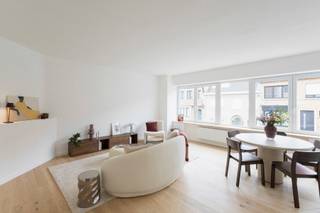 <p>Deze appartementen werden gerenoveerd met nieuwe: leidingen, vloeren, badkamer, keukens, … Er zijn 4 gelijkaardige appartementen te koop, waarbij u de accentkleur van uw keuken kunt kiezen én of u graag op de eerste of tweede verdieping wenst te wonen.</p>
<p>De appartementen zijn elk ingedeeld in:<br />Inkom, berging, apart toilet, badkamer met inloopdouche en lavabomeubel, leefruimte (met zithoek en eetplaats) en open keuken (met Bosch toestellen: kookplaat, dampkap, oven, microgolfoven, koelkast, diepvries, vaatwas en spoelzone). Verder vinden we er 2 ruime slaapkamers, waarvan 1 met eigen dressing.</p>
<p>De appartementen worden afzonderlijk verwarmd met gloednieuwe eigen centrale verwarmingsketel op aardgas. Aankoop staanplaats aan €15.000 . Upgrade mogelijk naar garagebox aan €35.000.</p>
<p>Absoluut pluspunt: de centrale ligging! Deze wordt gestaafd door de Mobiscore van 9/10.</p>
<p>Aarzel niet Bonne Vastgoed te contacteren voor meer info via 050/73.73.73 of info@bonnevastgoed.be</p>