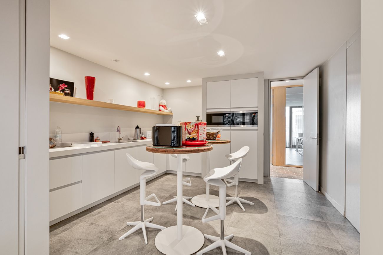 Prachtige kantoren (1.450 m²) met magazijn (1.088 m²) op een industriegrond van 5.641 m² - foto 4