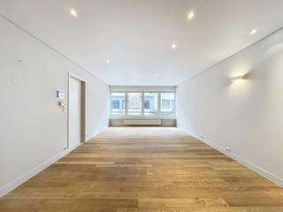 Dit verzorgd appartement werd recent gerenoveerd en is volledig instapklaar. Dankzij de ligging op wandelafstand van het station van Kortrijk geniet...