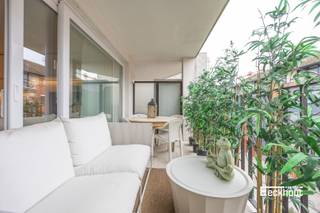 Dit moderne appartement bevindt zich op de derde verdieping van de recente residentie 'Vertigo'. Het gebouw bevindt zich in het centrum van Oostende, op enkele passen van het strand, de winkelstraat en het station.<br />Het appartement werd afgewerkt met tijdloze, kwalitatieve materialen en is ingedeeld als volgt:<br />ruime inkomhal met plaats voor vestiairekast, lichtrijke woonkamer met open, geïnstalleerde keuken, groot zonneterras, 2 volwaardige slaapkamers, badkamer met dubbel lavabomeubel en ligbad met douchescherm, apart toilet en berging met aansluiting voor wasmachine.<br />Het appartement is zeer energiezuinig (EPC A), asbestvrij en bovendien is de elektrische installatie conform!<br />Er is een gemeenschappelijke fietsenberging in het gebouw.<br />Het appartement is zowel geschikt voor eigen bewoning als voor een interessante vastgoedinvestering. Dankzij de aanwezigheid van een huurder kan je als investeerder meteen genieten van huurinkomsten.<br />Bovendien bestaat de mogelijkheid om een garage in de residentie aan te kopen, een absolute meerwaarde aan de kust!<br />Kom de vele troeven van dit appartement ontdekken en boek snel uw afspraak!