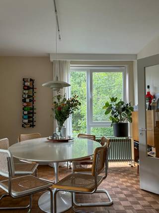 Op de zesde verdieping van een verzorgd gebouw in Mortsel bevindt zich dit gezellige en instapklare appartement van 95 m². De indeling omvat...