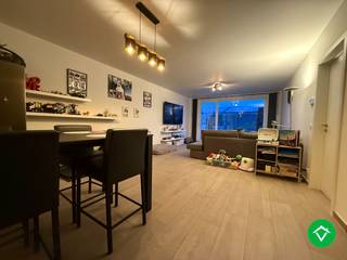 Deze woning is gelegen langs een gunstige weg zeer kortbij de kern van Sint-Eloois-Winkel.De indeling is als volgt: oprit - inkomhal - WC -...