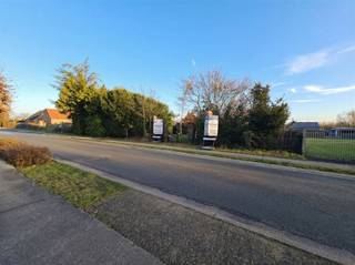 <p>Ontdek dit uitzonderlijk mooi gelegen bouwperceel van 1000 m², perfect gepositioneerd in een rustige, groene woonomgeving. <br />De eerste ±50 meter van het perceel liggen in woongebied – ideaal voor de bouw van jouw droomwoning – terwijl de achterliggende zone in agrarisch gebied zorgt voor een blijvend open uitzicht en maximale privacy. Bouwoppervlakte gelijkvloers 12 breedte en 17 meter diepte. Een bijgebouw is mogelijk. Op dit perceel is een bijgebouw van 45 m² dat kan dienst doen als hobbyruimte of tuinhuis of garage.</p><p>Een extra troef:<br />het perceel maakt deel uit van een niet-vervallen verkaveling (V0513), waardoor de bouwmogelijkheden verzekerd en planologisch verankerd zijn.</p><p>Waarom dit perceel een topkans is:<br />Fantastische ligging in een rustige residentiële straat<br />Ruim perceel geschikt voor een stijlvolle open of halfopen bebouwing<br />Vrij zicht achteraan dankzij agrarische zone<br />Geen hinder van overstromingsrisico's<br />Vlotte bereikbaarheid richting centrum en natuur<br />Bouwmogelijkheden volgens duidelijke stedenbouwkundige richtlijnen</p><p>Perfect voor wie droomt van:<br />Een woning met ruime tuin en open landschapsgevoel<br />Rust, privacy en toch een goede verbinding<br />Een investering in een stabiele en gegeerde woonomgeving</p><p>VG, GVV, GSV, GVKR, Vg – woongebied (eerste ±50 m) & agrarisch gebied (achteraan), niet-overstromingsgevoelig gebied, geen voorkooprechten, gelegen in niet-vervallen verkaveling V0513 (29/11/1971). Kadastrale gegevens: Lommel 5 Afd., sectie B, nr. 0855Y54P0000, opp. 1000 m².<br />Dit is geen aanbod, alle informatie is steeds onder voorbehoud van materiële vergissingen en/of wijzigingen. De vermelde oppervlaktes zijn louter indicatief. <br /> </p>