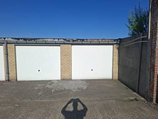 <p>Gesloten dubbele garagebox te koop in het centrum van Koksijde-Dorp.<br />Afmetingen garage: 6m breedte x 5,8m diepte x 2,08m hoogte. </p>