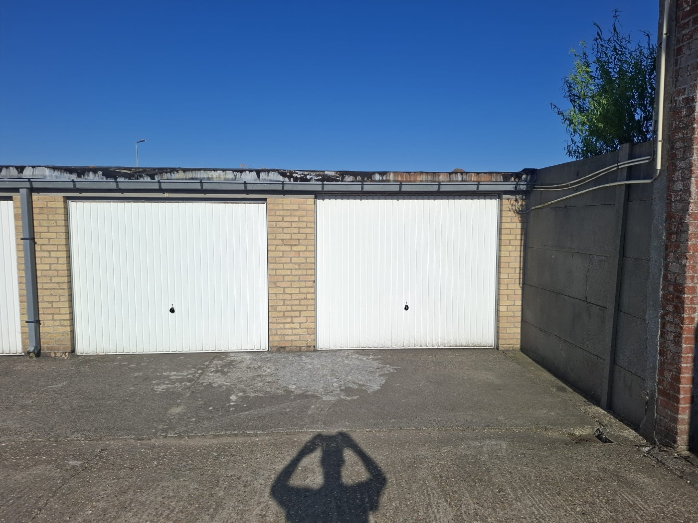 Gesloten dubbele garagebox te koop in het centrum van Koksijde-Dorp.Afmetingen garage: 6m breedte x 5,8m diepte x 2,08m hoogte.