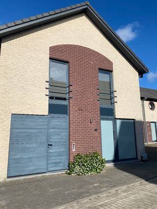 Mooi huis te koop centrum Wetteren.<br />Topligging, rustig in doodlopende straat en toch dichtbij station, winkels, sportcomplex enz<br />EPC B<br /><br /><br />Bezoekdag zaterdag 27 juni<br />Op afspraak, mailen naar schooldreef48@gmail.com