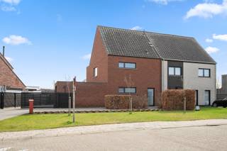 Bent u op zoek naar een instapklare, hedendaagse woning op een rustige locatie? Deze moderne woning, gebouwd in 2011, bevindt zich aan de rand...