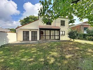 Aan de Vogelsancklaan 308 in Zonhoven vindt u deze ruime open bebouwing op een perceel van 9a 02ca. Met een bewoonbare oppervlakte van 190 m² volgens het EPC, een praktische indeling en voldoende binnen- en buitenruimte biedt deze woning heel wat mogelijkheden voor gezinnen of wie wonen en thuiswerken wil combineren.<br /><br />De ligging zorgt voor een vlotte bereikbaarheid, met het centrum van Zonhoven, winkels, scholen en dagelijkse voorzieningen op korte afstand. Via de nabijgelegen verbindingswegen bereikt u ook Hasselt, Houthalen-Helchteren en Genk gemakkelijk.<br /><br />U betreedt de woning via de inkomhal met gastentoilet. De geïnstalleerde keuken staat in open verbinding met de leefruimte, waar voldoende plaats is voor een gezellige zithoek en een ruime eetplaats. Een afzonderlijk bureau biedt ruimte om rustig te werken of een hobby uit te oefenen. De aparte wasplaats, ruime berging en inpandige garage maken het gelijkvloers compleet en zorgen voor het nodige praktische comfort.<br /><br />Op de verdieping leidt de nachthal naar drie volwaardige slaapkamers en de badkamer. Via een zolderluik in één van de slaapkamers bereikt u de zolder, die bijkomende bergruimte biedt.<br /><br />Ook buiten heeft deze woning veel te bieden. Het terras en de volledig omheinde tuin vormen een aangename plek om te ontspannen, buiten te eten of de kinderen te laten spelen. Parkeren kan op de privatieve autostaanplaats vooraan, op de ruime oprijlaan, achteraan het perceel of in de inpandige garage.<br /><br />De combinatie van een royale woonoppervlakte, drie slaapkamers, een afzonderlijk bureau en een aangename tuin maakt deze open bebouwing zeker een bezoek waard.<br />Wilt u de mogelijkheden van deze woning zelf ontdekken? Contacteer Meyers Vastgoed voor meer informatie of om een bezichtiging in te plannen.