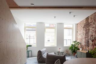 Dit aangenaam, goed gelegen en praktisch ingedeeld appartement werd vormgegeven door een Kortrijkse architect en beschikt over een uitzonderlijk...